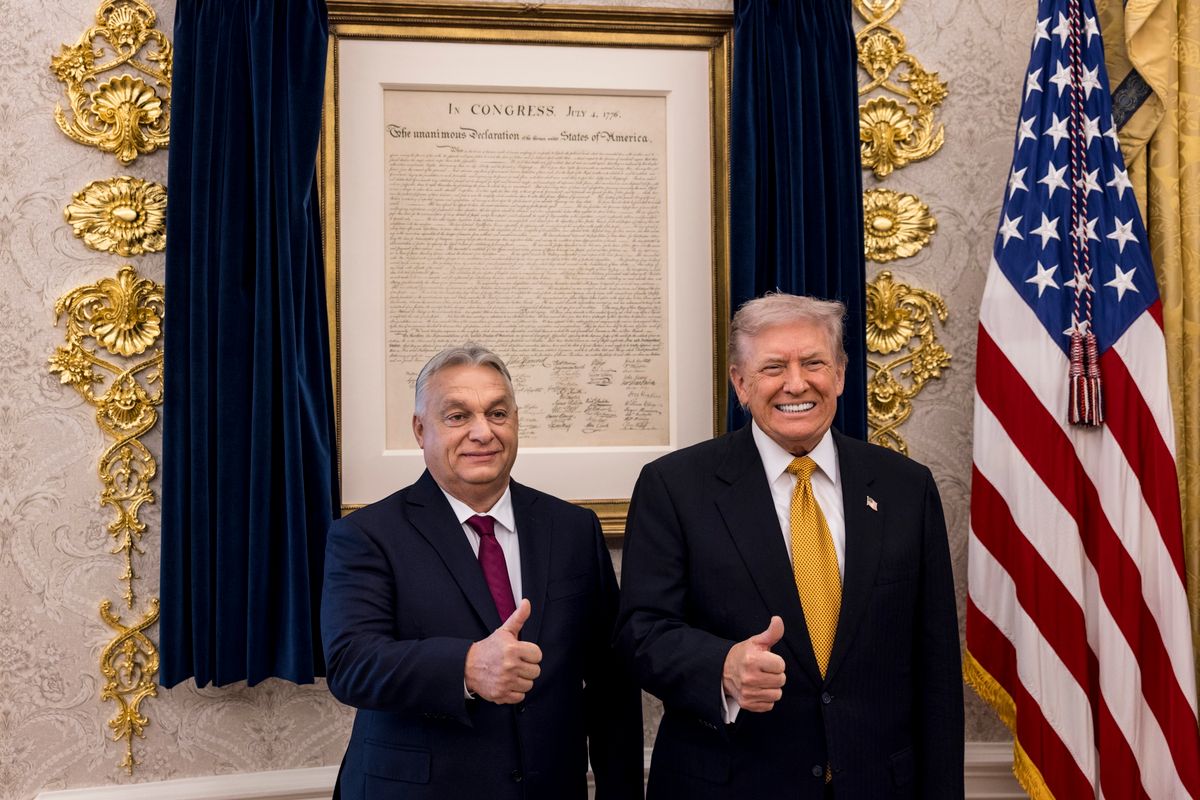 Washington, 2025. november 8.
A Miniszterelnöki Kommunikációs Főosztály által közreadott képen Donald Trump amerikai elnök (j) fogadja Orbán Viktor miniszterelnököt a washingtoni Fehér Házban 2025. november 7-én.
MTI/Miniszterelnöki Kommunikációs Főosztály/Kaiser Ákos