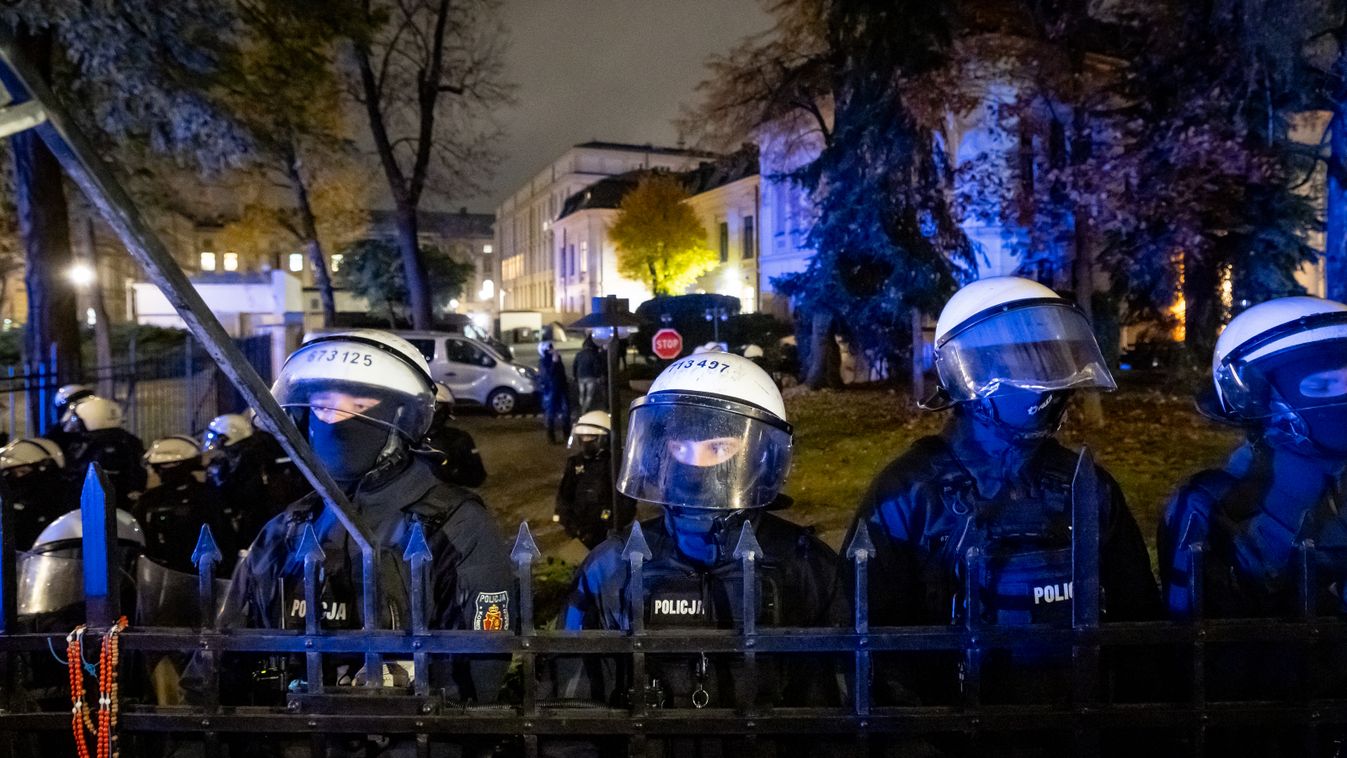 Ostromállapot Varsóban: rohamrendőrök vették körbe a lengyel Alkotmánybíróságot + videó