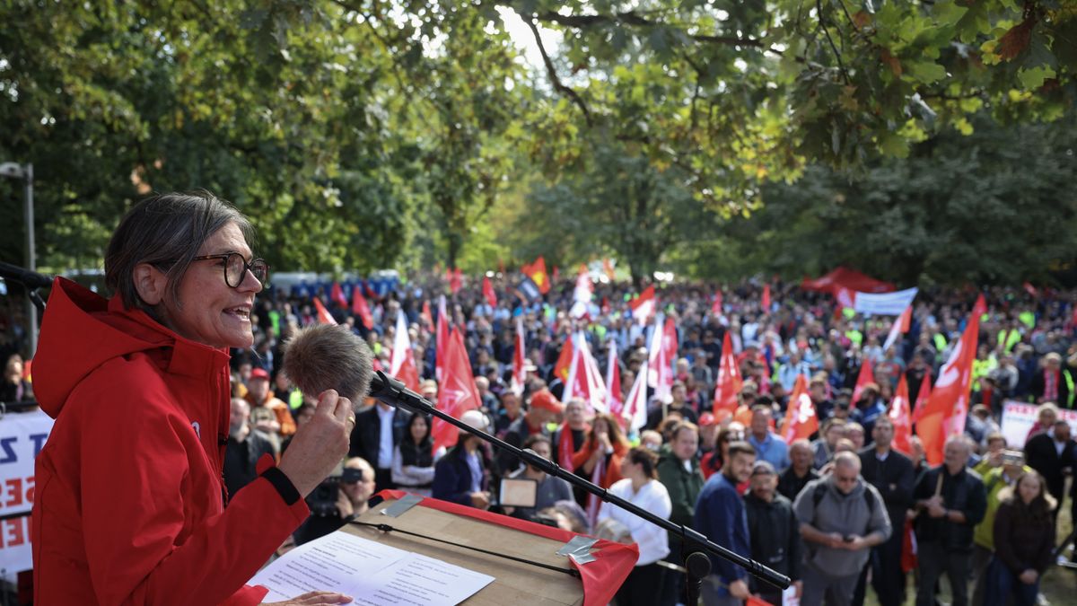 Országos sztrájkkal fenyegetnek a dolgozók a százezres elbocsátási hullám bejelentése után