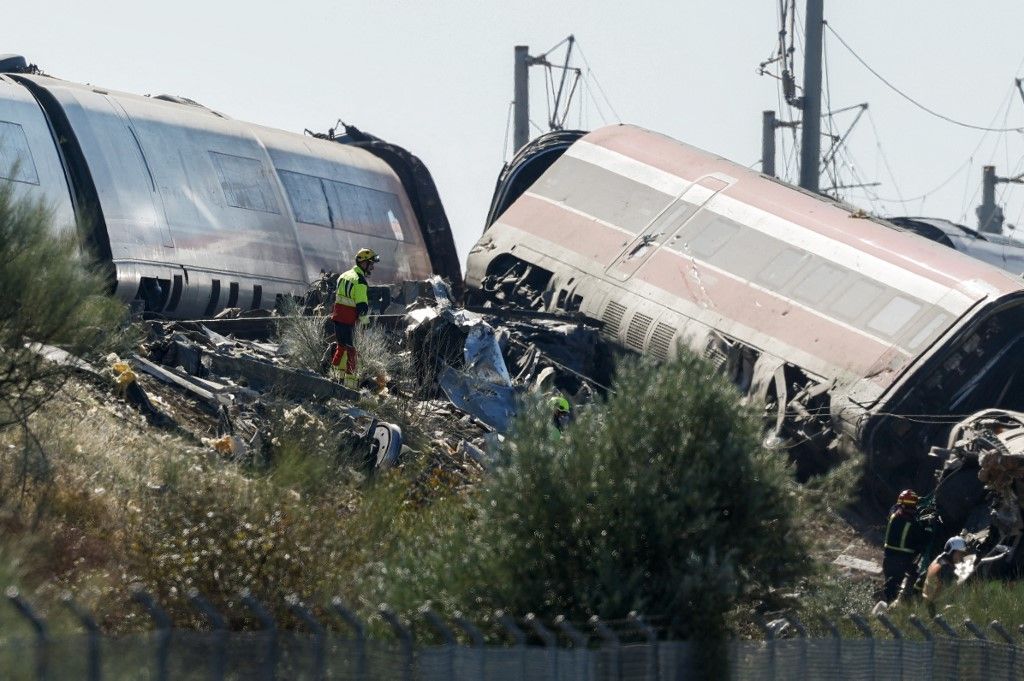 Emergency serivices work at the site of a train crash between a high speed Renfe AVE train and Iryo train around 150kms south of Madrid between Urda and Los Yebenes in the province of Toledo, on October 28, 2026. A high-speed train collision south of Madrid killed 64 people and injured scores more on Wednesday, with the toll likely to rise, authorities said in Spain's second such disaster this year. (Photo by Oscar DEL POZO / AFP)