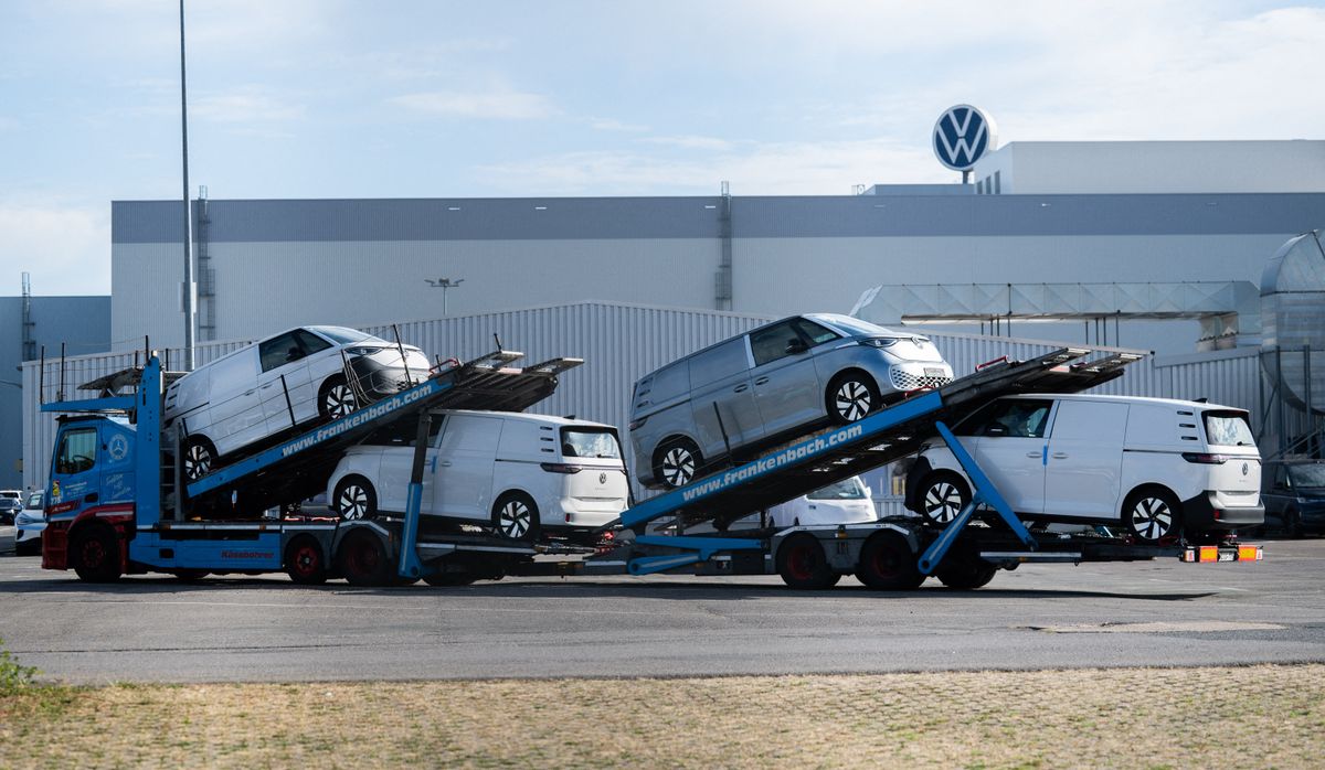 A Volkswagennél durva leépítéseket terveznek (Fotó: JULIAN STRATENSCHULTE / DPA)