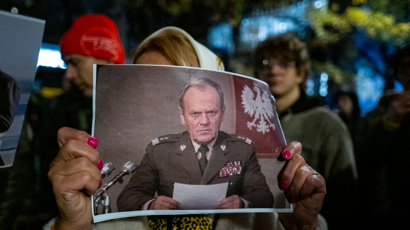 Donald Tusk kormánya ellen tüntettek az emberek a lengyel Alkotmánybíróságnál