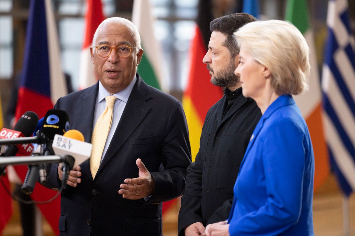 Antonio Costa, President of the European Council, Volodymyr Zelensky, President of Ukraine, and Ursula von der Leyen, President of the European Commission, speak to the press during a joint doorstep statement at the European Council meeting held on 15 and 16 October 2026, in Brussels, Belgium, on 16 October 2026. The joint appearance brings together the leaders of two major European Union institutions and the Ukrainian president in the context of European diplomatic cooperation, security and continued support for Ukraine amid the Russian invasion.
Antonio Costa, president du Conseil europeen, Volodymyr Zelensky, president de l Ukraine, et Ursula von der Leyen, presidente de la Commission europeenne, s expriment devant la presse lors d une declaration conjointe au Conseil europeen des 15 et 16 octobre 2026, a Bruxelles, en Belgique, le 16 octobre 2026. Cette intervention commune reunit les dirigeants de deux grandes institutions de l Union europeenne et le president ukrainien dans le contexte de la cooperation diplomatique europeenne, de la securite et de la poursuite du soutien a l Ukraine face a l invasion russe. (Photo by Diego Ravier / Hans Lucas via AFP)