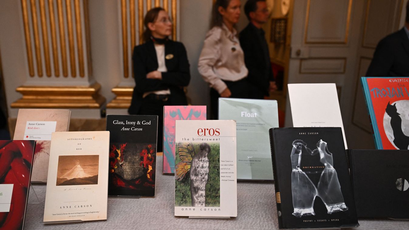 Anne Carson angol nyelvű könyvei az idei irodalmi Nobel-díj kihírdetsekor . Fotó: Jonthan Nackstrand / AFP