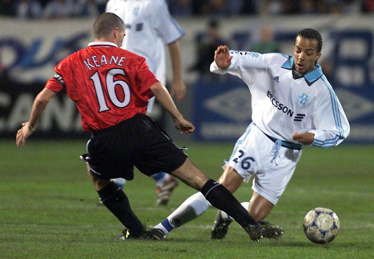 Le capitaine de Manchester, Roy Keane (G) fait chuter le milieu de terrain Peter Luccin (G) lors du match retour de la troisième journée de la Ligue des Champions qui oppose l'Olympique de Marseille au Manchester United, le 19 octobre 1999 au stade Vélodrome de Marseille.     (IMAGE ELECTRONIQUE) (Photo by GERARD JULIEN / AFP)